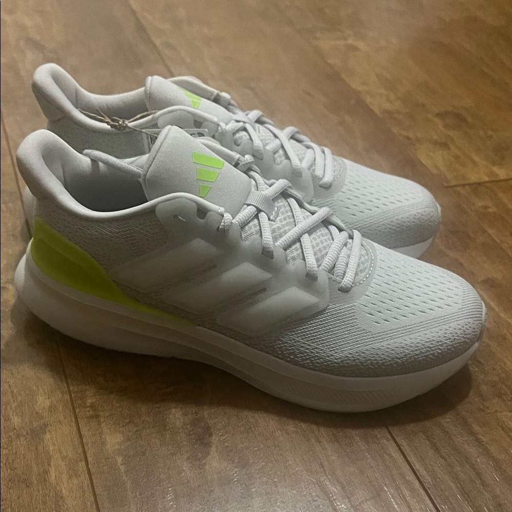 Adidas ultra run brand new. Size 6